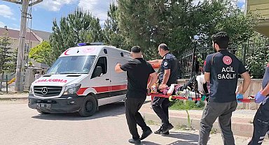 Bahçe duvarından atlarken bacağı demire saplanan çocuğu itfaiye kurtardı