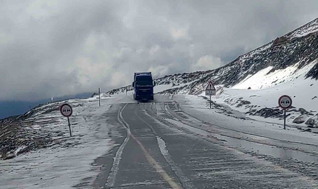 Bahçesaray yolunda Mayıs karı etkili oldu