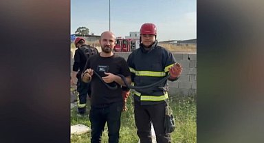 Bahçeye giren yılanla hatıra fotoğrafı çektirdiler