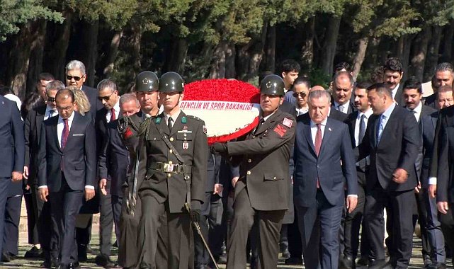 Bakan Bak, gençler ve sporcularla Anıtkabir'i ziyaret etti