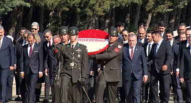 Bakan Bak, gençler ve sporcularla Anıtkabir'i ziyaret etti