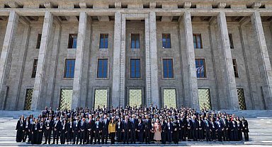 Bakan Bak, temsilci gençlerle meclisi ziyaret etti
