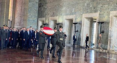 Bakan Bak'tan gençler ve sporcularla Anıtkabir'e ziyaret