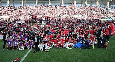 Bakan Bak'tan, Süper Lig'e yükselen Gençlerbirliği'ne tebrik