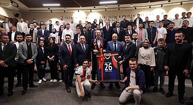 Bakan Bayraktar, Anadolu Üniversitesi'nde gençlerle buluştu