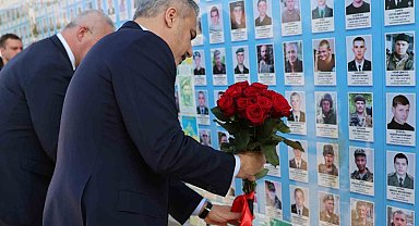 Bakan Fidan Kiev'de Anma Duvarı'na çiçek bıraktı