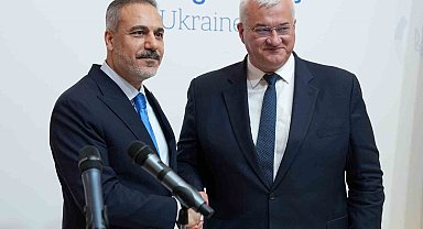 Bakan Fidan: "Erdoğan'ın ev sahipliğinde Trump'ın, Putin'in, Zelenskiy'in dört liderin bir araya gelmesiyle İstanbul'da yapılan görüşmelerin taçlanması mümkün olabilir"