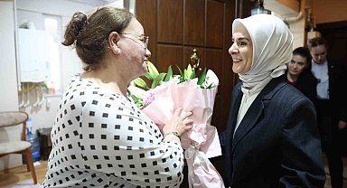 Bakan Göktaş'tan devlet korumasındaki çocukların gönüllü annesi Gürel'e Anneler Günü ziyareti