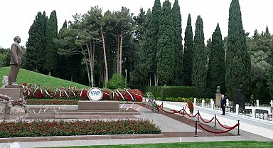 Bakan Güler, Bakü'de Haydar Aliyev'in mezarı ve Türk Şehitliği'ni ziyaret etti