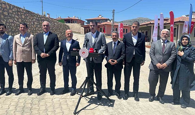 Bakan Kurum, köy evlerine yerleşen depremzedeleri ziyaret etti