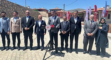 Bakan Kurum, köy evlerine yerleşen depremzedeleri ziyaret etti