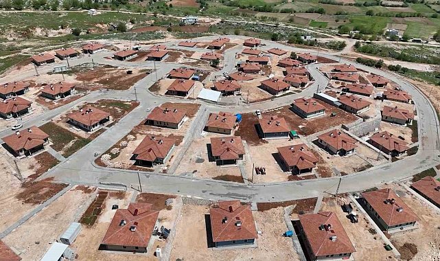 Bakan Kurum: "Adıyaman'ın Zey köyü kayalık zemin üzerine yeniden kuruldu"