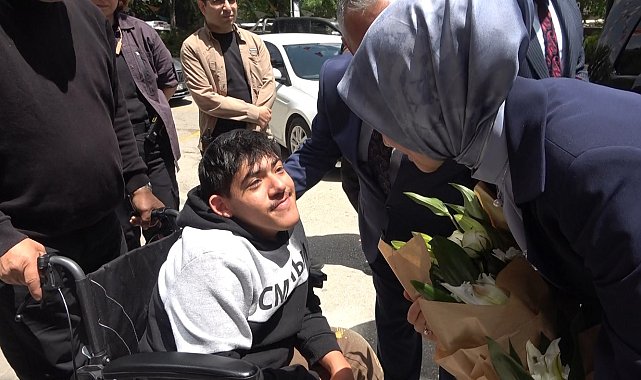 Bakan Mahinur Özdemir Göktaş'tan, özel gereksinimli Abdullah'a yakın ilgi