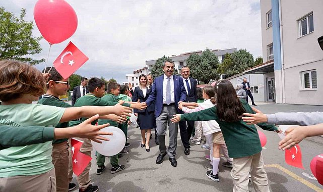 Bakan Tekin Atatürk İlkokulu'nu ziyaret etti, bayrak törenine katıldı