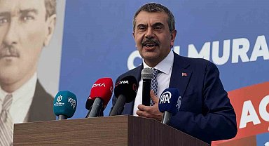 Bakan Tekin: "Okulumuzun 14-15 dönüm arazi içerisinde 10 metrekare payı olduğu için dava açan belediye başkanları var"