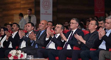 Bakan Tekin, Van'da Maarif Orkestrası ve Halk Dansları Topluluğu'nun gösterisini izledi