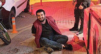 Bakkalı kundaklamaya çalıştı, polisler yakaladı