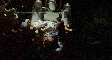 Balık tutarken kayalıklardan denize düşen genç yaralandı