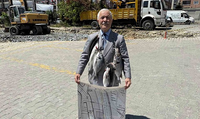 Balıkçı Kenan, boynuna astığı balıklarla İmamoğlu ve Özel'i protesto etti