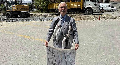 Balıkçı Kenan, boynuna astığı balıklarla İmamoğlu ve Özel'i protesto etti