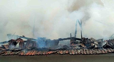 Balıkesir'de evin çatısı alevlere teslim oldu