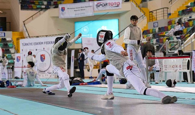 Balıkesir'de sporcular eskrimde şampiyonluk için yarışıyor