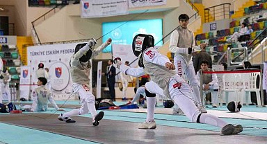 Balıkesir'de sporcular eskrimde şampiyonluk için yarışıyor