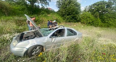 Balıkesir'de tarlaya uçan aracın sürücüsünü vatandaşlar kurtardı