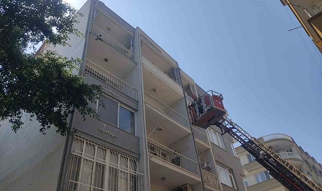 Balkondaki ağda mahsur kalan güvercini itfaiye kurtardı