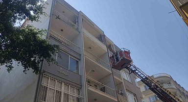 Balkondaki ağda mahsur kalan güvercini itfaiye kurtardı