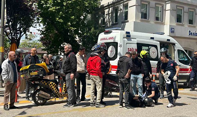 Bandırma'da motosikletli kurye kazada yaralandı