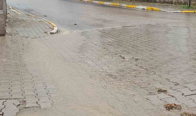 Bandırma'da sağanak yağış sele neden oldu...Vatandaşlar zor anlar yaşadı