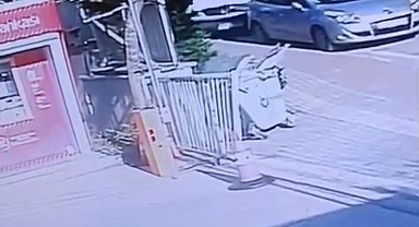 Bankamatikten para çekti, servis aracının altında kaldı...O anlar kamerada