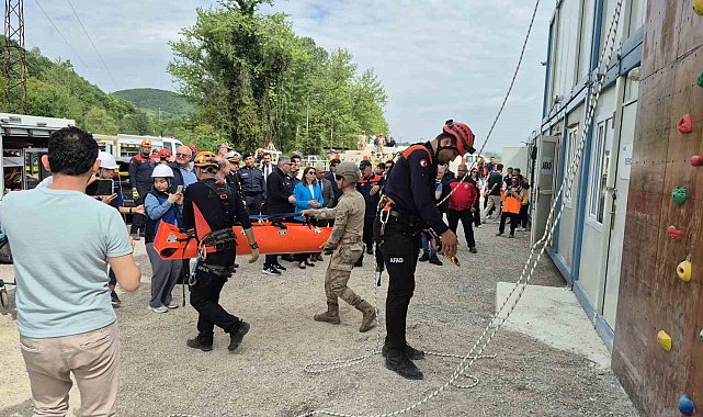 Bartın'da yeni açılan AFAD Eğitim Merkezi'ndeki tatbikat gerçeğini aratmadı