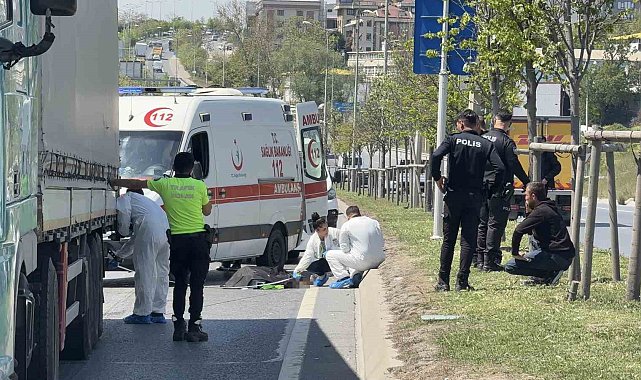 Başakşehir'de yolun karşısına geçerken tır çaptı: Olay yerinde hayatını kaybetti