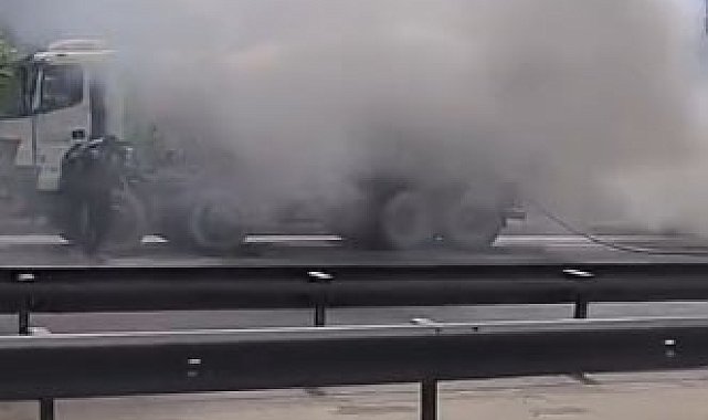 Basın Ekspres'te yanan otomobile hortumla müdahale