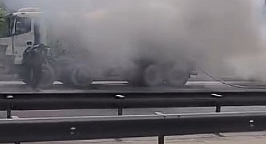 Basın Ekspres'te yanan otomobile hortumla müdahale