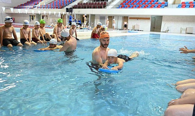 Başkan Altay: "6 ilçede 11 bin 500 üçüncü sınıf öğrencisine yüzme öğretiyoruz"
