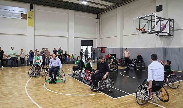 Başkan Altay tekerlekli sandalyeye oturdu, engelli basketbolcularla maç yaptı