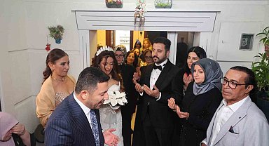 Başkan Arı, makam şoförünün gelin aracını sürdü