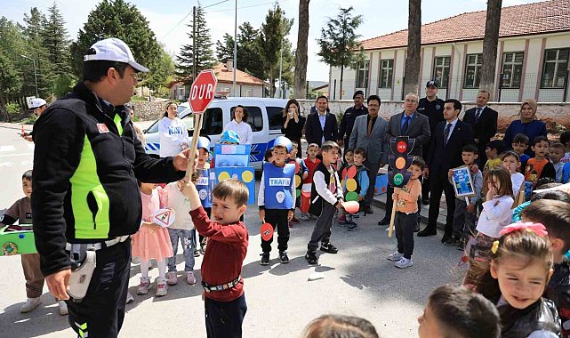 Başkan Cengiz Arslan miniklerle trafik etkinliğinde buluştu