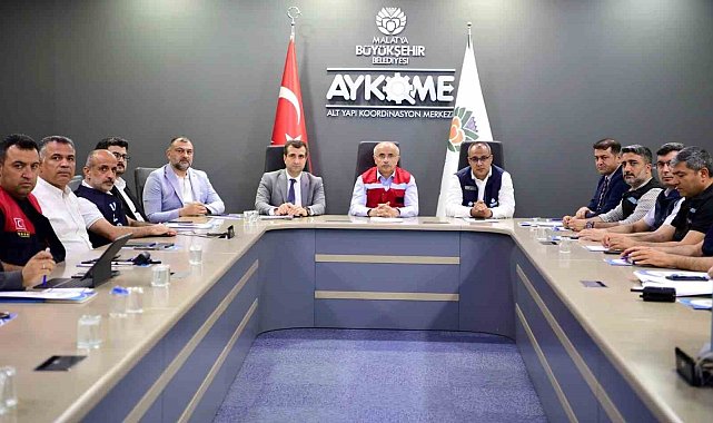 Başkan Er: "Büyükşehir Belediyesi olarak yağmurun ilk anından itibaren tüm ekiplerimizle sahadaydık"