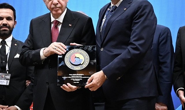 Başkan Özkasap 'Hizmet Şeref Belgesi'ni Cumhurbaşkanı Erdoğan'ın elinden aldı