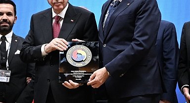 Başkan Özkasap 'Hizmet Şeref Belgesi'ni Cumhurbaşkanı Erdoğan'ın elinden aldı