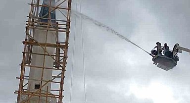 Başkent'te fırtına etkili oluyor: Bir minareye yıldırım düştü