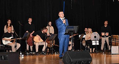 Başsavcı Korkmaz türkü söyledi, büyük alkış topladı