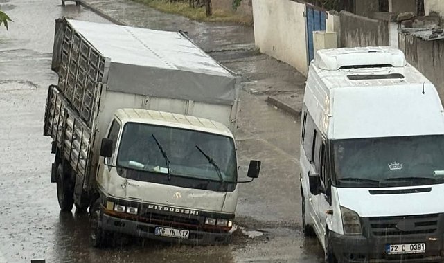 Batman'da altyapı çalışması sonrası yol çöktü: Seyir halindeki kamyonet zarar gördü