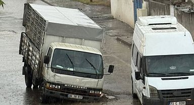 Batman'da altyapı çalışması sonrası yol çöktü: Seyir halindeki kamyonet zarar gördü