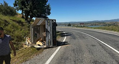 Batman'da kamyonet yan yattı: 2 yaralı
