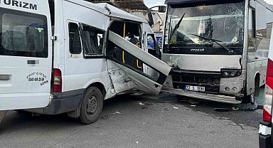 Batman'da minibüs ile midibüs çarpıştı: 7 yaralı